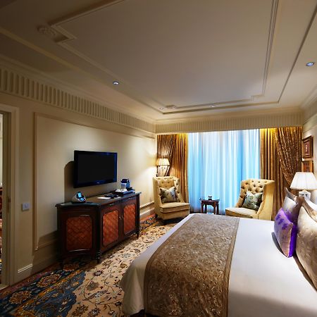 The Leela Palace Nuova Delhi Esterno foto A suite at the hotel