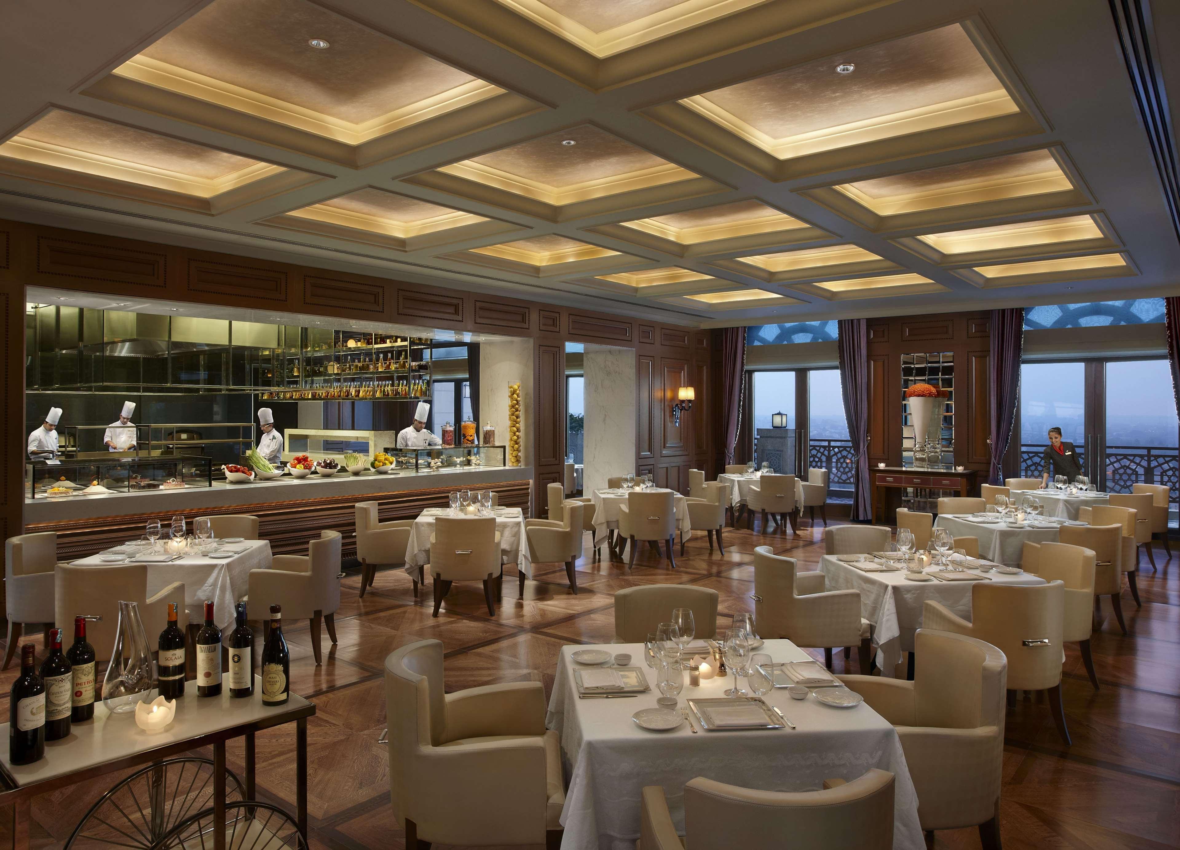 The Leela Palace Nuova Delhi Esterno foto The restaurant