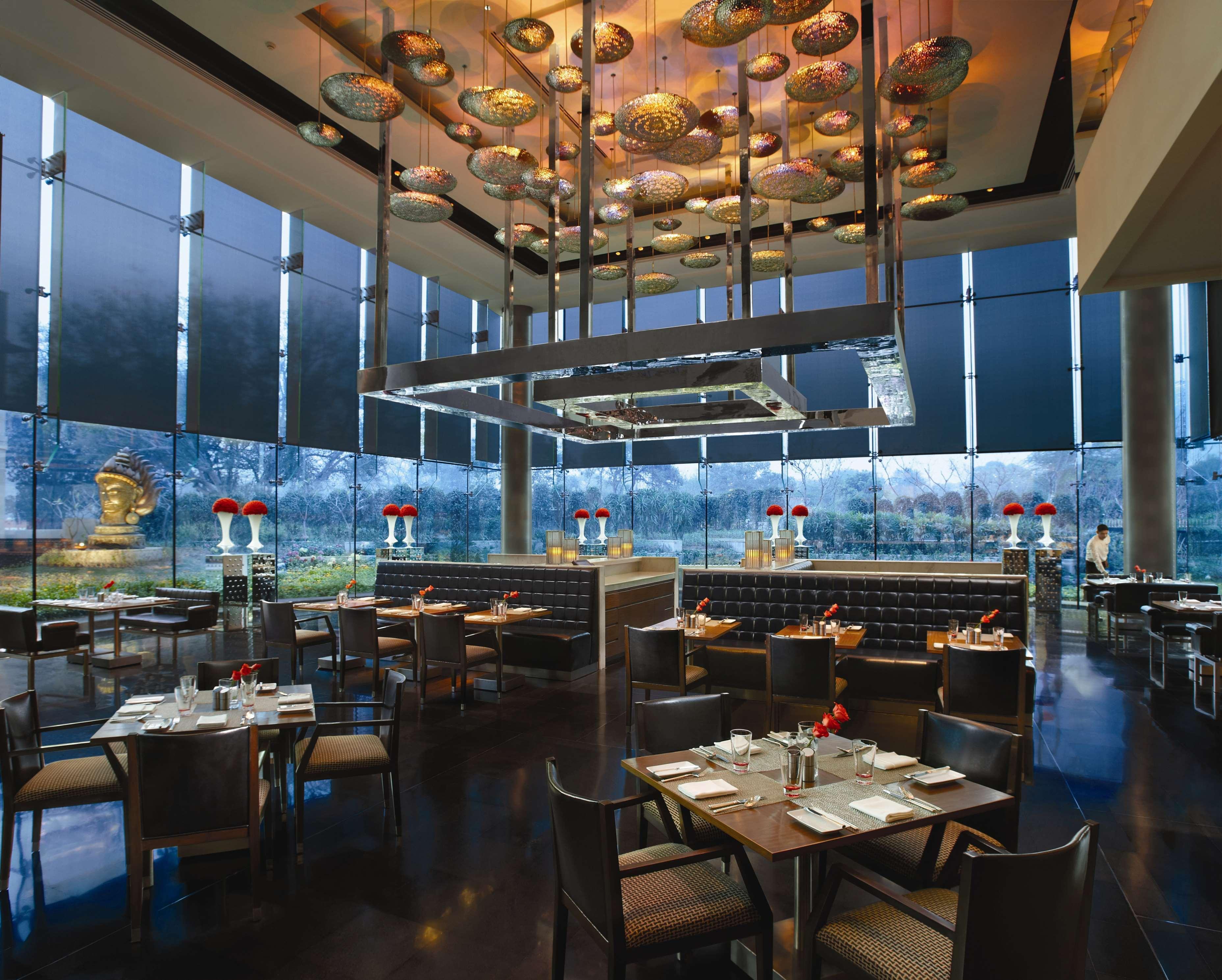 The Leela Palace Nuova Delhi Esterno foto The interior of the restaurant