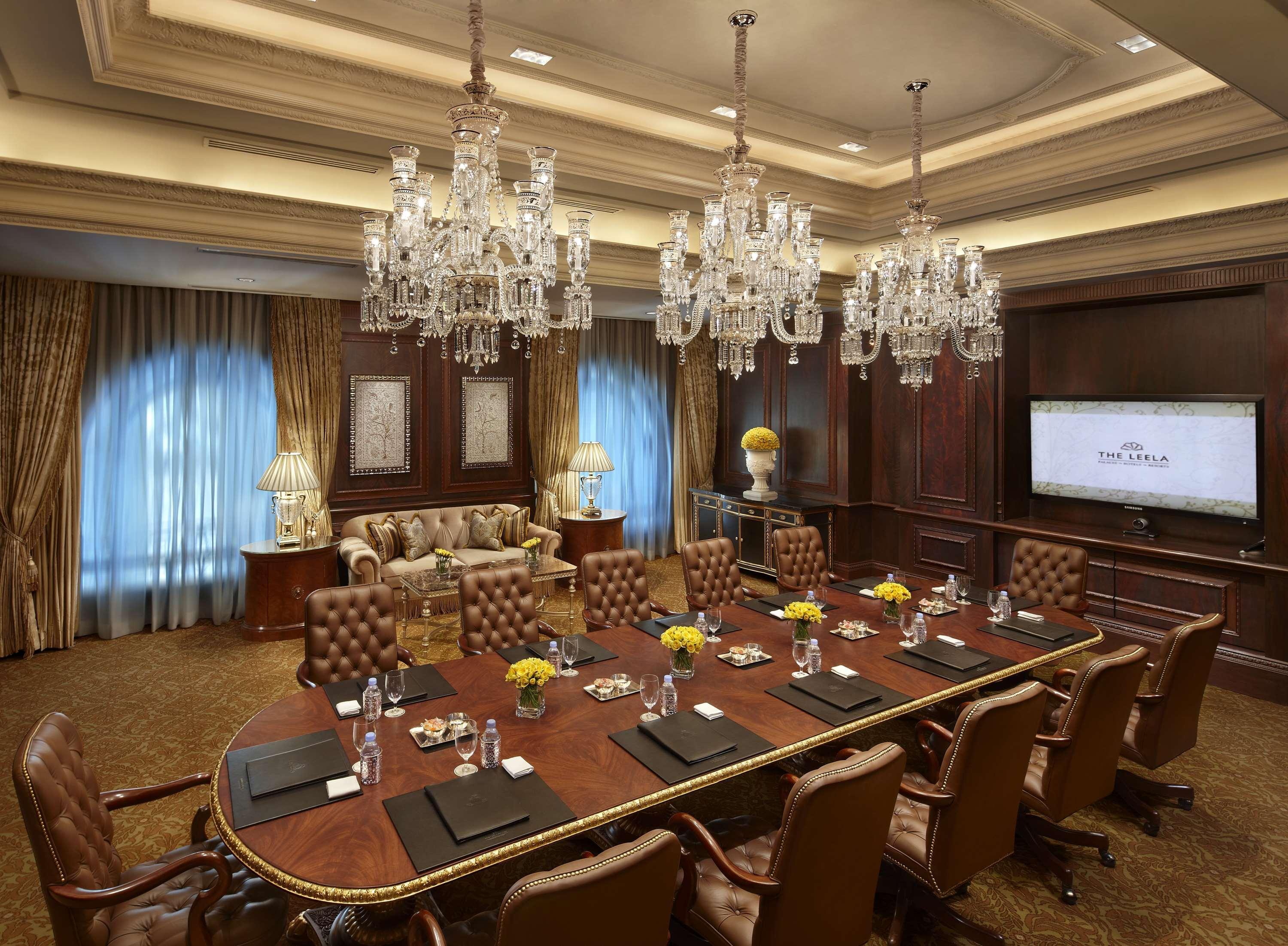 The Leela Palace Nuova Delhi Esterno foto Boardroom at The Oberoi Mumbai