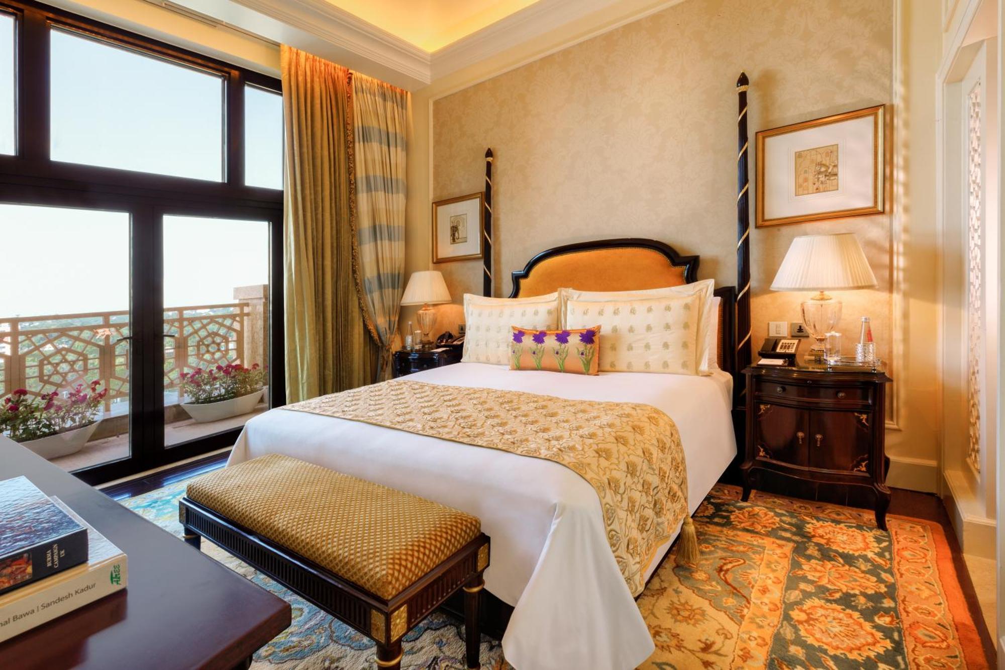 The Leela Palace Nuova Delhi Esterno foto A bedroom at the Emirates Palace