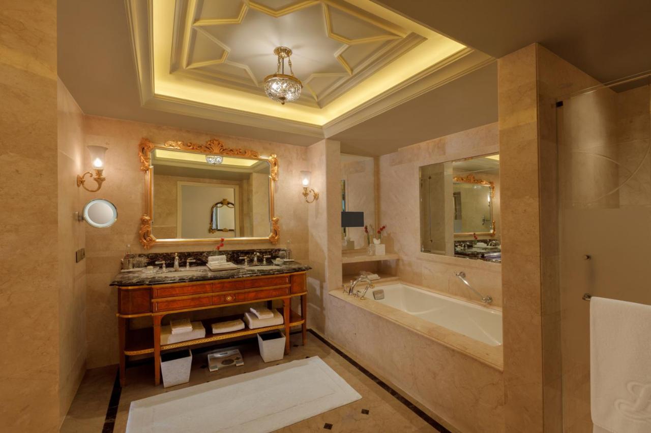 The Leela Palace Nuova Delhi Esterno foto Bathroom