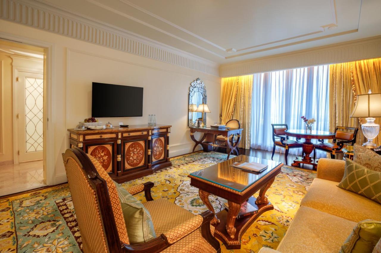 The Leela Palace Nuova Delhi Esterno foto Living room of a suite