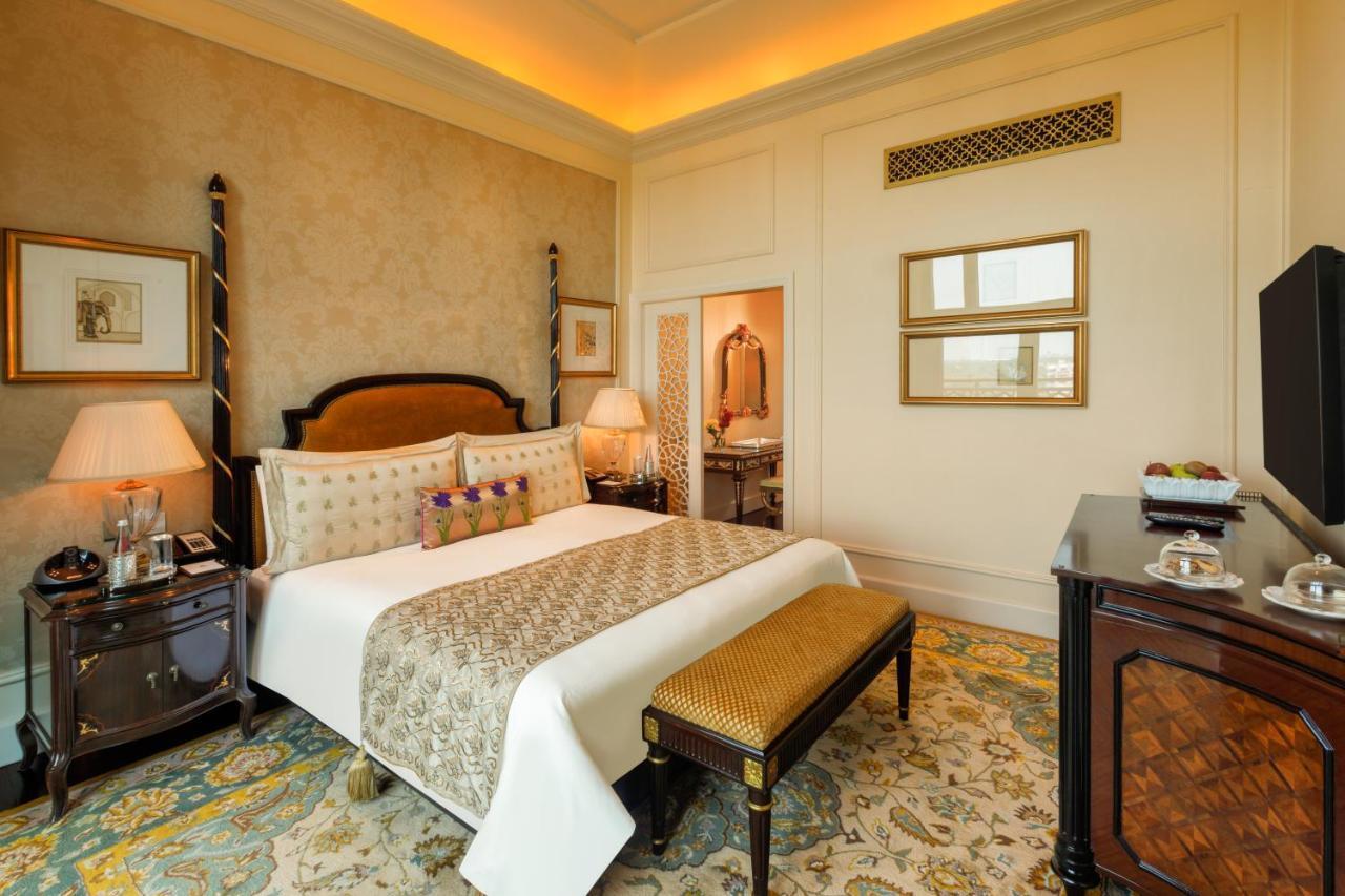 The Leela Palace Nuova Delhi Esterno foto A bedroom at the Imperial